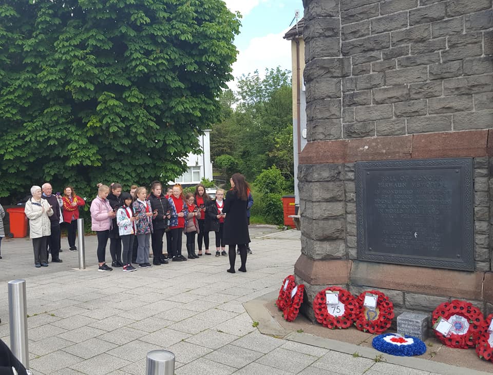 children singing by wreaths